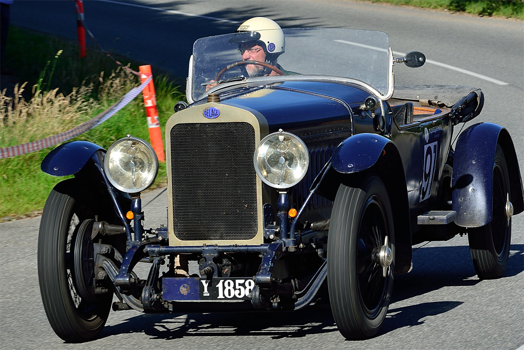 I sin Delage DISS fra 1925, løbets ældste bil, blev Peter Bering forventeligt sidst blandt de, der fuldførte konkurrencen. Men han gav sit værdifulde bidrag til skildringen af motorsportens kulturhistorie.
(Foto: Michael Eisenberg)